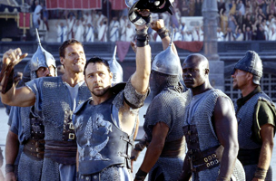 Gladiator : groupe de gladiateurs autour de Maximus Gladiator : groupe de gladiateurs autour de Maximus